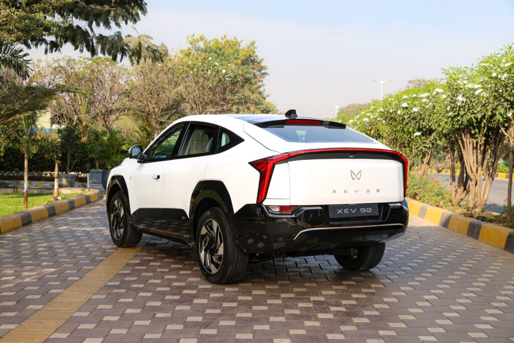🚗Mahindra XEV 9e 2025 – Futuristic EV SUV 7 1000078385