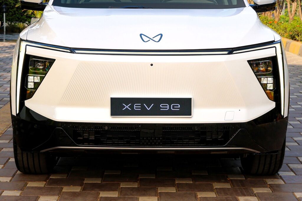 Mahindra xev 9e head light