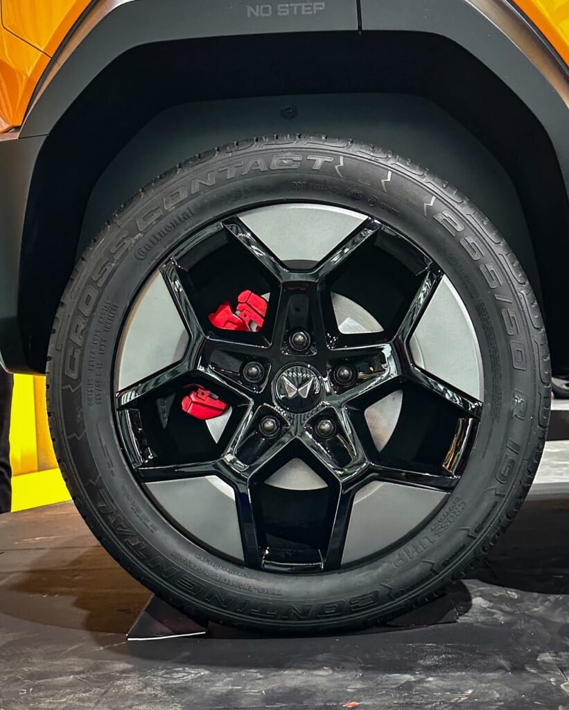 Mahindra Vision S – India’s Stylish Futuristic SUV 6 Mahindra vision s